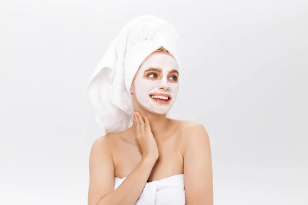 Wanita cantik dengan masker wajah di latar belakang putih — Stok Foto
