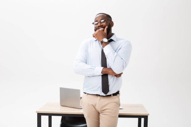 Neşeli büyük gülümseme mutlu executive Ofis İşyeri dan izole beyaz arka plan üzerinde