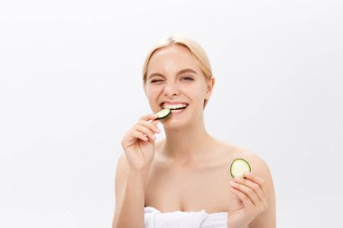 Dilim salatalık gözleri önünde tutan güzel kadın