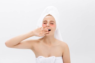 Kollajen yastıkları gözleri hafif bir arka plan üzerinde altında olan genç güzel esneme kadın. Spa, göz Cilt Bakımı.