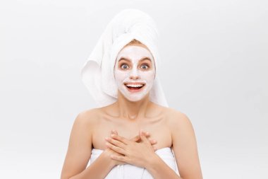 Yüz için kozmetik maskesi ile sürpriz genç kadın