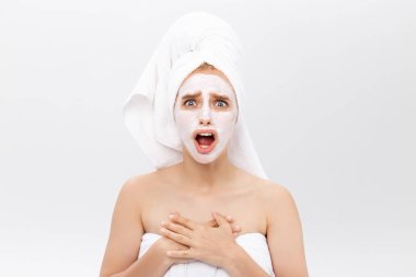 Yüz için kozmetik maskesi ile sürpriz genç kadın