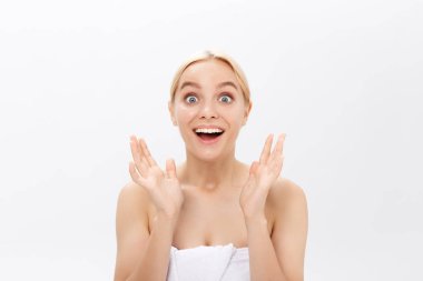 Beyaz arka plan üzerinde izole ayakta heyecanlı çığlık atan genç güzellik cilt kadın görüntüsü. Görünümlü kamera.