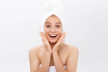 Beyaz arka plan üzerinde izole ayakta heyecanlı çığlık atan genç güzellik cilt kadın görüntüsü. Görünümlü kamera