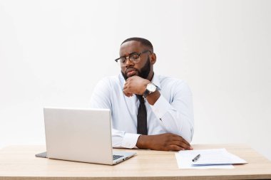 Yer çok stresli hissediyor ve kızgın gibi tüm işi yapmak yönetemez, modern araçlar ile çevrili üzerinde çalışıyor olmak tahriş koyu tenli Genç erkek girişimci hoşnutsuzluğunu uzakta görünüyor