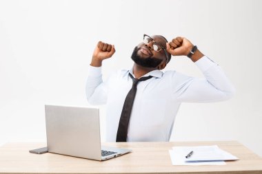 Onun işyerinde gri arka plan üzerinde uyku Afrika adam portresi