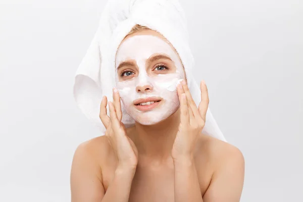 Close-up krásná žena použitím Hydratační kosmetické krém na obličej na světlé pozadí. — Stock fotografie