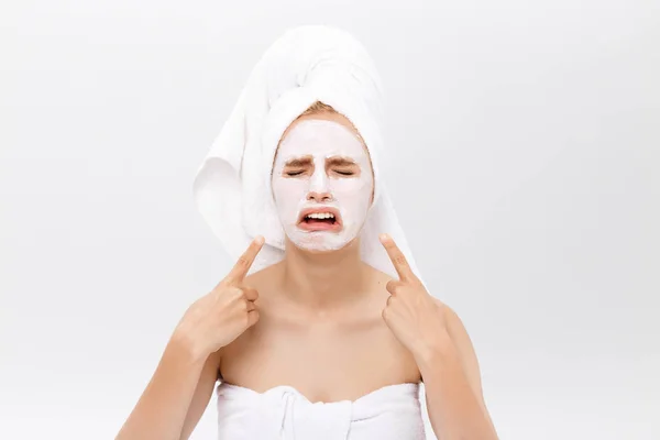 Güzel Genç Kadın Beyaz Kil Yüz Maskesi Ile Akne Tedavisi — Stok fotoğraf