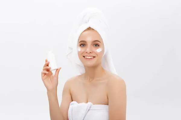 美青年肌ケア コンセプト - 美しい白人女性の顔の肖像画押しクリーム チューブ製品を提示します。白い背景の上の美しいスパ モデル完璧な新鮮なきれいな肌を持つ少女 — ストック写真