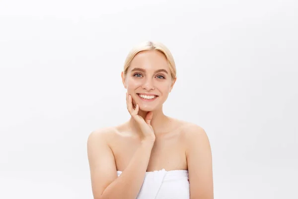 Perempuan Cantik Wajah Portrait Beauty Skin Care Konsep. Model Mode Kecantikan diisolasi pada warna putih — Stok Foto