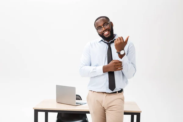 Porträt eines glücklichen und attraktiven, jungen afrikanisch-amerikanischen Geschäftsmannes im Amt. — Stockfoto