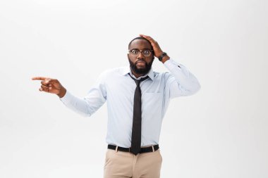 İş kavramı - emin düşünceli genç Afro-Amerikan işaret parmağı tarafında gri arka plan üzerinde.