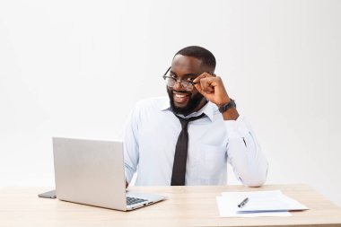Onun hayatını ilgilendirir. Neşeli genç Afrika adam formal giyim ve çalışma üstünde laptop