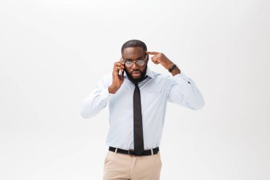 Beyaz gömlek cep telefonu üzerinde konuşurken karışık bir genç Afrika adam portresi giymiş ve beyaz arka plan üzerinde izole el hareketi