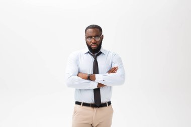 Kızgın ya da rahatsız genç Afro-Amerikan adam beyaz polo gömlek ile memnun ifade kameraya bakarak portresi. Negatif insan ifadeleri, duygular, duygular. Beden dili.