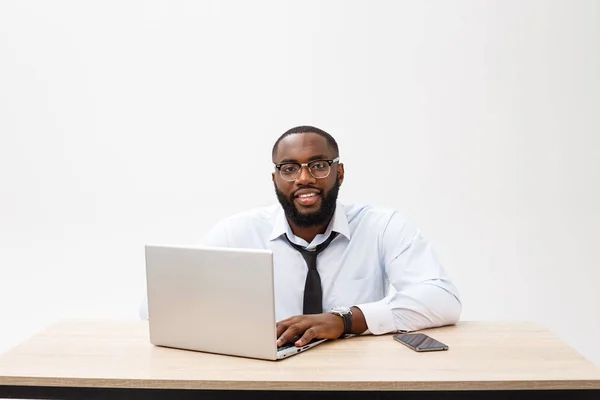 Business är hans liv. Glad ung afrikansk man i formella slitage och arbetar på laptop — Stockfoto