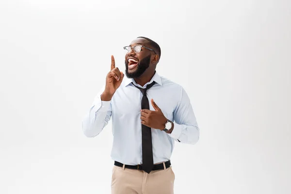 Jonge Afro-Amerikaanse contemplatieve zakenman in kantoor met hand op de voorgrond staat, krijgt zakelijke inspiratie — Stockfoto