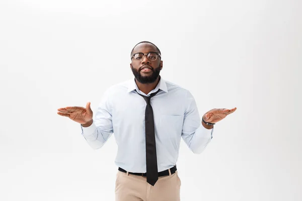 Porträtt av arg eller irriterad unga afroamerikanska mannen i vit polotröja tittar på kameran med missnöjd uttryck. Negativa mänskliga uttryck, känslor, känslor. Kroppsspråk. — Stockfoto