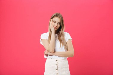 Sıkılmış bir kadın. Sıkıcı, sıkıcı, sıkıcı kavramı. Genç oldukça beyaz duygusal kadın. İnsan duyguları, yüz ifadesi kavramı. Stüdyo Isolated trendy pembe bir arka plan üzerinde