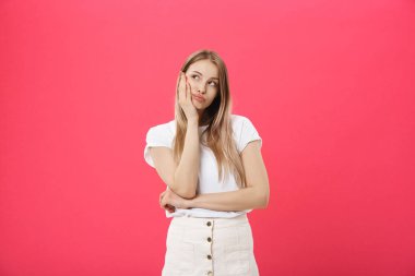 Sıkılmış bir kadın. Sıkıcı, sıkıcı, sıkıcı kavramı. Genç oldukça beyaz duygusal kadın. İnsan duyguları, yüz ifadesi kavramı. Stüdyo Isolated trendy pembe bir arka plan üzerinde