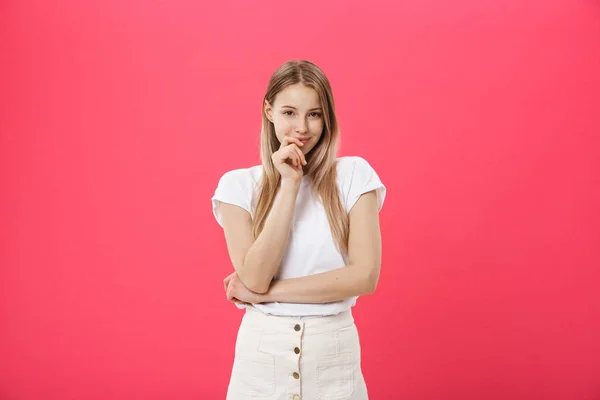 Trendi fiatal női ruhában alkalmi felső rózsaszín háttér pózol — Stock Fotó