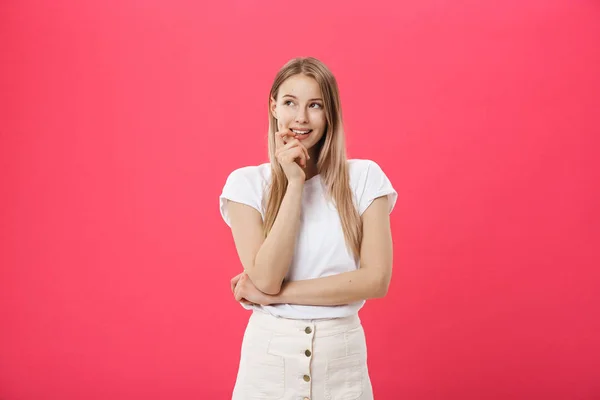 Tendance jeune femme portant des vêtements décontractés posant sur fond rose — Photo