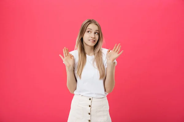 Modèle féminin mécontent avec la peau taches de rousseur, soulève les sourcils et les sourcils visage, fait geste de refus, dit Non. Mécontentement femme européenne intérieure — Photo