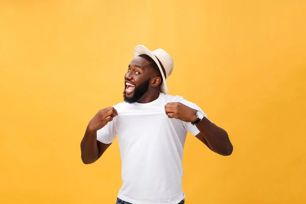 Werknemer van het gevoel van opgewonden, knappe jonge Afro-Amerikaanse man, gebaren actief, vuisten gebalde, riep vreugde met de mond wijd geopend, tevreden met geluk of promotie op het werk te houden — Stockfoto