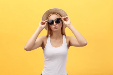 Kameraya bakarak gülen portre genç güzel çekici sarışın kız kapatın. Sarı Pastel arka plan üzerinde izole. Kopya alanı.