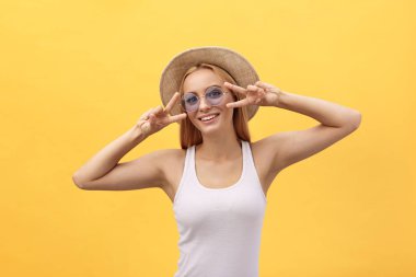 Kameraya bakarak gülen portre genç güzel çekici sarışın kız kapatın. Sarı Pastel arka plan üzerinde izole. Kopya alanı.