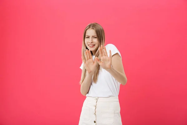 Modelo femenino descontento con la piel pecosa, levanta las cejas y frunce el ceño, hace gesto de rechazo, dice No. Descontento Mujer europea interior —  Fotos de Stock