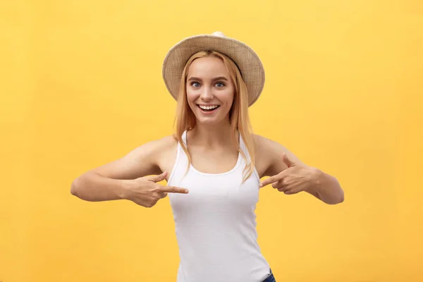 의류, 디자인 및 광고 개념 실내 촬영의 긍정적인 친절 한 젊은 여성 복사 텍스트 또는 선전용 내용에 대 한 그녀의 빈 흰색 t-셔츠에 공간 — 스톡 사진