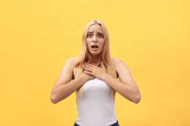 Açık ağızlı izole sarı arka plan üzerinde beyaz gömlekli mutlu heyecanlı kadın portresi