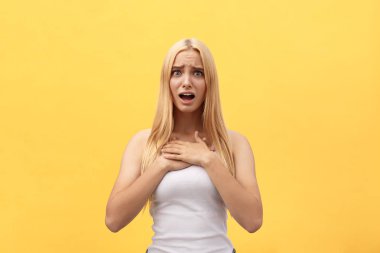 Açık ağızlı izole sarı arka plan üzerinde beyaz gömlekli mutlu heyecanlı kadın portresi