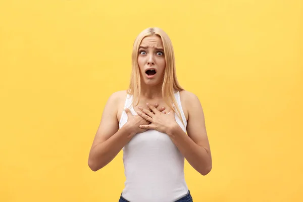 Portrait d'une femme heureuse et excitée en chemise blanche à bouche ouverte isolée sur fond jaune — Photo