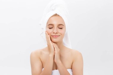 Güzel sarışın cilt bakımı ve güzellik kirpikleri ve cilt saç sağlıklı kadın