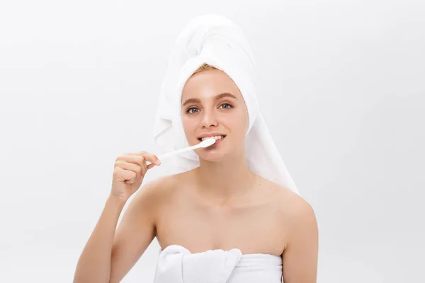 Portret van de schoonheid van een gelukkig mooie half naakte vrouw haar tandenpoetsen met een tandenborstel en kijken naar camera geïsoleerd op witte achtergrond. — Stockfoto