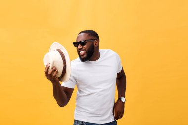 Genç adam en iyi dans izole sarı bir arka plan üzerinde siyah.