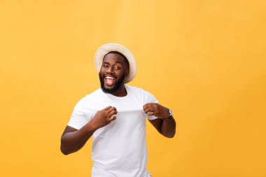 Headshot kamera şok bakışla bakıp, şaşkınlık ve şok ifade sıradan gri t-shirt giyen şaşırmış genç adam koyu tenli öğrenci.