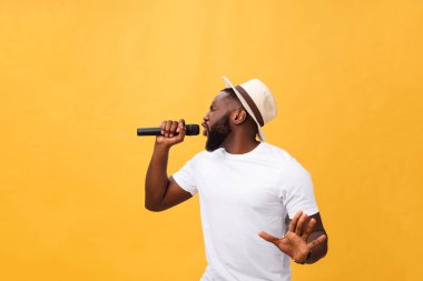 genç genç siyah Afro-Amerikan çocuk şarkıcı bir konserde gerçekleştirme.