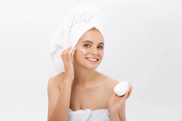 Gadis remaja dengan kulit bersih yang sempurna, wajah close-up terisolasi di latar belakang putih — Stok Foto