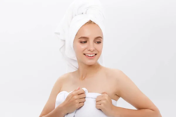 Vacker kvinna i en vit handduk på en huvud isolera på vit — Stockfoto