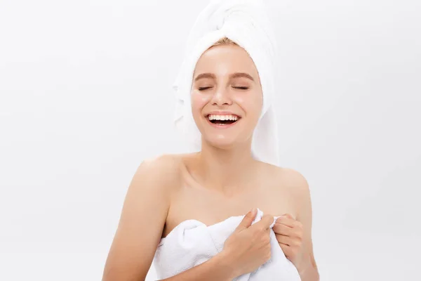 Красивая женщина в белом полотенце на голове изолировать на белом — стоковое фото