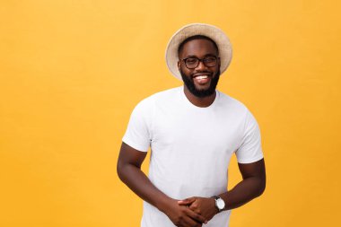 Tek yakışıklı kaslı zenci kafası Tıraşlı, katlanmış silah ve neşeli ifade