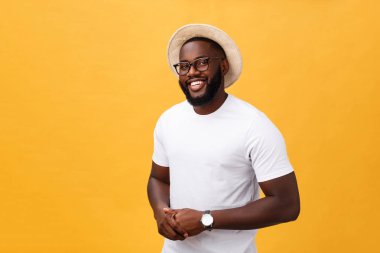 Tek yakışıklı kaslı zenci kafası Tıraşlı, katlanmış silah ve neşeli ifade