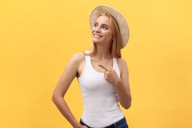 Sarı arka plan üzerinde izole kamera, bakarak mutlu çıktıktan duygusal yüz genç çekici sarışın kadınla