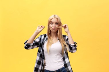 Mutlu bir şekilde gülümseyerek, içeride eğleniyor, uzun düz saçlı oynayan güzel çok çekici sarışın genç kadın. Güzel kız kameraya neşeli gülümseme ile seyir hayat bayram