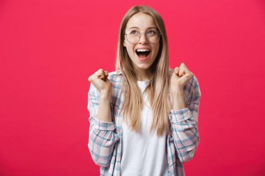 Stüdyo fotoğraf portre çekici kadının açık ağızlı deli hayret duygu ifade yapma yakından parlak pembe arka plan izole