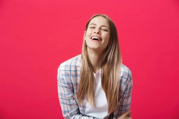 Gorgeours jovem mulher caucasiana com pele limpa e saudável e belo conjunto de características sobre fundo rosa olhando para a câmera com sorriso encantador tímido . — Fotografia de Stock