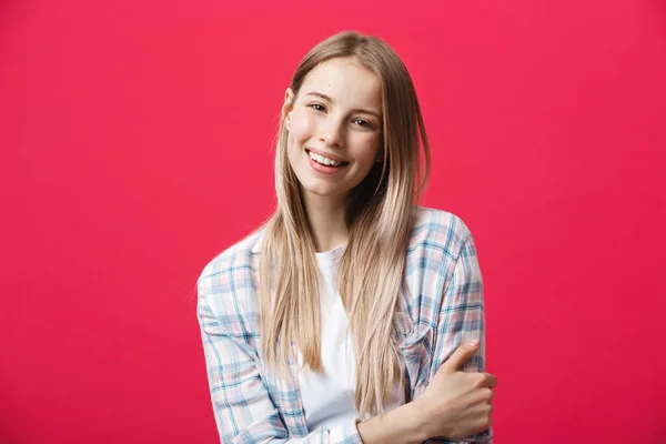 Gorgeours giovane donna caucasica con pelle sana e pulita e bella serie di caratteristiche su sfondo rosa guardando la fotocamera con timido sorriso affascinante . — Foto Stock